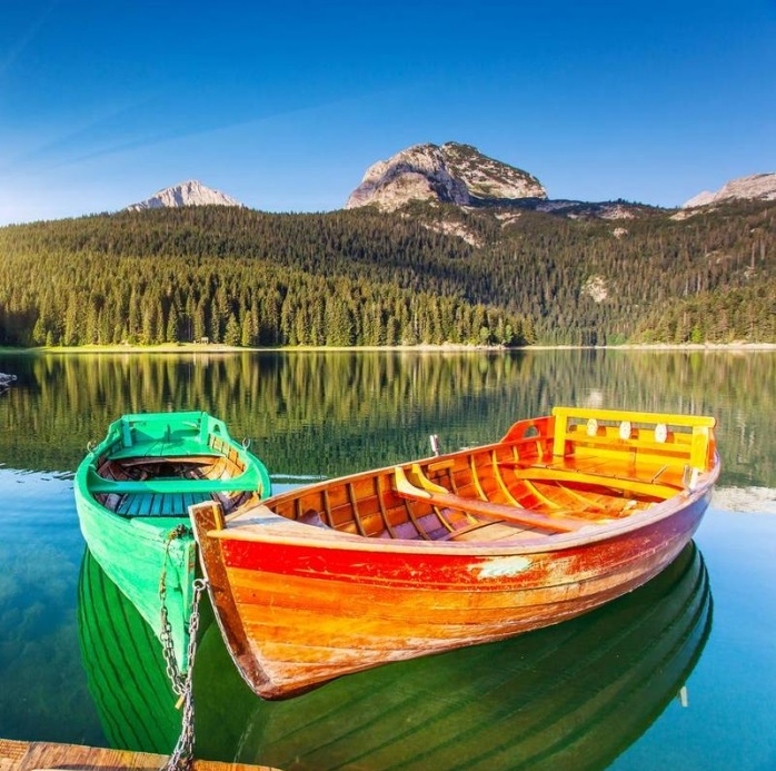 Фотообои Flizetto "Лодки в горном озере" 300*300